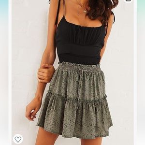 New NWT Alelly Size Medium Green Black Dot Ruffle Skirt